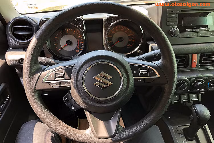 Bên dưới nắp ca-pô Jimny là khối động cơ xăng 4cyl dung tích 1.5L (N/A; K15B) đặt dọc trong khoang máy cho công suất tối đa khiêm tốn ở mức 100 mã lực tại 6.000 v/p và mô-men xoắn cực đại 128Nm có được từ 4.400 v/p.