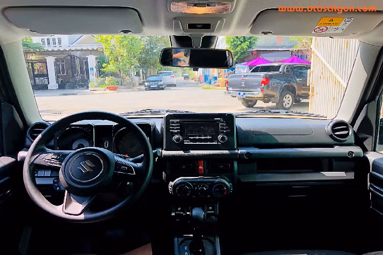 Từ trước đến nay, dòng xe SUV cỡ nhỏ Suzuki Jimny rất được ưa chuộng bởi sự tiện dụng, có tính linh động và khả năng vượt địa hình đi off-road khá tốt với góc tiếp cận và góc thoát trước sau lần lượt là 37 và 49 độ cho phép nó linh động đi địa hình xấu và khả năng off-road tốt. Xe sử dụng 2 cầu cứng và nền tảng khung gầm rời (body-on-frame) đậm chất xe SUV thực thụ.