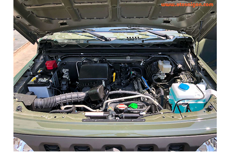 Để ra biển trắng, xe phải đóng nhiều thuế phí như trước bạ, biển số, đăng kiểm, bảo trì đường bộ,... như vậy giá xe Suzuki Jimny khi ra biển trắng rơi vào khoảng hơn 1,5 tỷ đồng, ngang ngửa mức giá lăn bánh của một chiếc Ford Everest Titanium Bi-Turbo 4x4 có giá niêm yết 1,399 tỷ đồng. Mặc dù mức giá khá cao, nhưng người chơi vẫn chấp nhận để đưa Jimny thế hệ mới về Việt Nam để đáp ứng sở thích chơi xe.