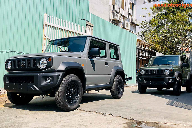 Hai chiếc xe Suzuki Jimny tại Việt Nam được nhập khẩu trực tiếp từ Đức (Châu Âu), mỗi chiếc có giá tới hơn 1,4 tỷ đồng, tuy nhiên mức giá này chưa bao gồm các chi phí khác như lệ phí trước bạ để ra biển trắng.