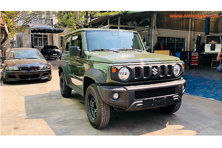 Mặc dù trông khá đơn điệu, nhưng trang bị “đồ chơi” an toàn và hỗ trợ lái trên Jimny được nhập về Việt Nam rất nhiều, thậm chí tương đương với xe sang với các hệ thống như: Phanh tự động khẩn cấp hay Cảnh báo chệch làn đường vì nó được nhập khẩu từ thị trường châu Âu vốn có tiêu chuẩn và yêu cầu rất khắt khe về trang bị an toàn.