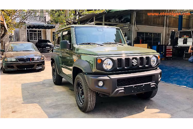 Mặc dù trông khá đơn điệu, nhưng trang bị “đồ chơi” an toàn và hỗ trợ lái trên Jimny được nhập về Việt Nam rất nhiều, thậm chí tương đương với xe sang với các hệ thống như: Phanh tự động khẩn cấp hay Cảnh báo chệch làn đường vì nó được nhập khẩu từ thị trường châu Âu vốn có tiêu chuẩn và yêu cầu rất khắt khe về trang bị an toàn.