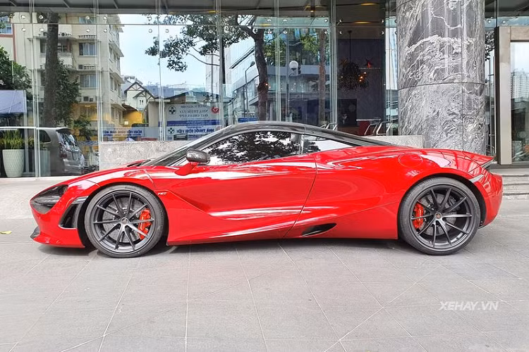 Là phiên bản mui trần, vì vậy những khác biệt lớn nhất trong thiết kế của xe chính là phần mui cứng có thể thu vào, các cửa sổ sau chỉnh điện và các cột trụ mới. McLaren 720S Spider được xây dựng trên cấu trúc khung sợi carbon Monocage II-S - phát triển từ Monocage II của người anh em coupe. Hệ thống khí động học dưới gầm xe cũng đã được sửa đổi để đảm bảo nó tương thích với phần thân sau mới và cánh gió đuôi chủ động thể thao (có thiết lập chuyển động khác với chiếc coupe).