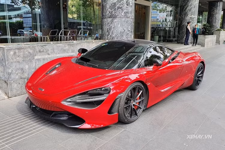 Chiếc siêu xe McLaren 720S trong bài là chiếc 720S duy nhất tại Việt Nam sở hữu tùy chọn sơn đỏ Memphis Red tuyệt đẹp. Sắc đỏ pha lẫn một chút cam giúp tôn lên kiểu dáng đầy phong cách cùng những đường thiết kế mềm mại quyến rũ của siêu xe Anh Quốc, khiến xe nổi bật dù ở bất kỳ đâu.