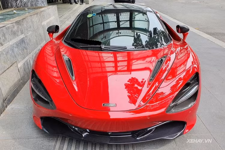 Cung cấp sức mạnh cho McLaren 720S Spider là cỗ máy xăng tăng áp kép V8 4.0 lít sản sinh công suất 710 mã lực và mô-men xoắn cực đại 769Nm, đi kèm là hộp số tự động tuần tự 7 cấp giúp xe chỉ cần 2,9 giây để tăng tốc từ 0 - 100 km/h. Tốc độ tối đa của xe đạt 325 km/h. Theo ước tính, mức giá xe McLaren 720S Spider trong bài viết này khoảng 1 triệu USD (hơn 23 tỷ đồng) sau khi được nhập khẩu về Việt Nam.
