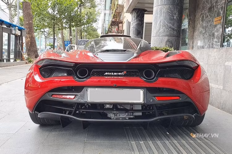 Được biết, màu sơn Memphis Red trên McLaren 720S này thuộc danh sách cá nhân hóa của chi nhánh MSO (McLaren Special Operation) và có giá lên tới 9.400 USD (tương đương khoảng 210 triệu đồng).