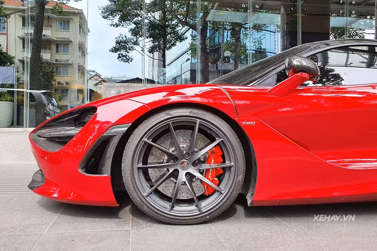 Ngoài lớp sơn ngoại thất độc đáo, chiếc McLaren 720S Spider này còn được trang bị gói Performance với nhiều chi tiết làm từ sợi carbon như cản trước, hốc đèn pha, gương chiếu hậu, nắp khoang động cơ, hốc hút gió và cản sau... Nhờ vậy mà siêu xe mui trần trở nên ấn tượng và mạnh mẽ hơn so với bản chuẩn.