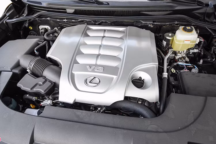 Lexus LX570 Super Sport 2021 vẫn được trang bị động cơ V8 5.7L, sản sinh công suất 367 mã lực, mô-men xoắn 530 Nm, hộp số tự động 8 cấp và hệ dẫn động 4WD, đi kèm nhiều lựa chọn chế độ lái và vượt địa hình.