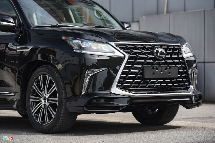 Một số trang bị tiện nghi đáng chú ý của Lexus LX570 Super Sport 2021 gồm có 2 màn hình giải trí và rèm che nắng cho hàng ghế sau, cửa sổ trời, màn hình hiển thị trên kính lái, nhớ vị trí vô-lăng, sạc không dây, hộc làm mát, nâng/hạ gầm bằng nút bấm và dàn âm thanh 19 loa Mark Levinson. 