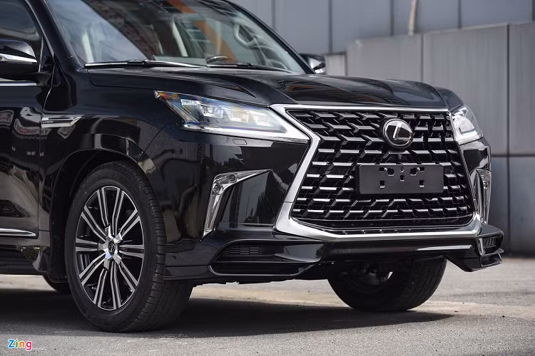 Một số trang bị tiện nghi đáng chú ý của Lexus LX570 Super Sport 2021 gồm có 2 màn hình giải trí và rèm che nắng cho hàng ghế sau, cửa sổ trời, màn hình hiển thị trên kính lái, nhớ vị trí vô-lăng, sạc không dây, hộc làm mát, nâng/hạ gầm bằng nút bấm và dàn âm thanh 19 loa Mark Levinson. 