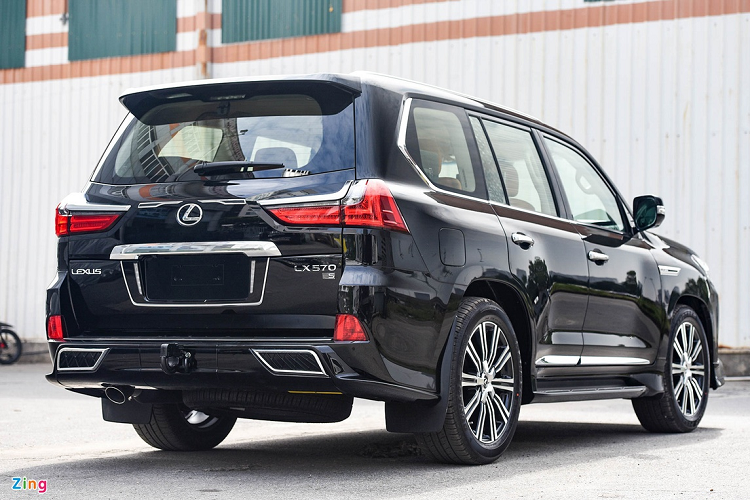 Cản trước của mẫu xe sang Lexus LX570 Super Sport 2021 cũng được tái thiết kế. Trụ A có thêm logo LX570. Trong khi đó, khu vực đèn sương mù và bộ mâm 21 inch 10 chấu kép vẫn tương tự đời xe cũ.