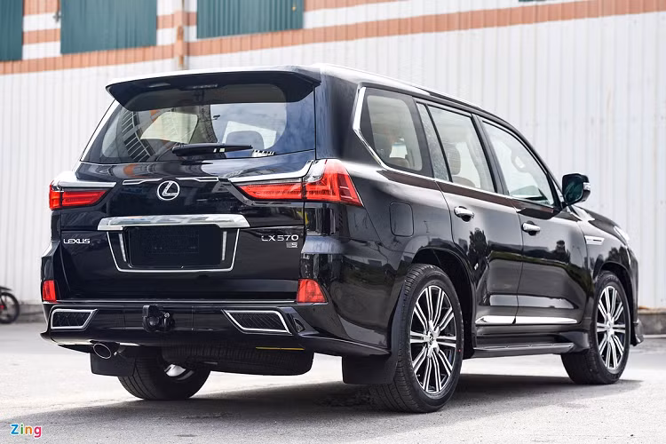 Cản trước của mẫu xe sang Lexus LX570 Super Sport 2021 cũng được tái thiết kế. Trụ A có thêm logo LX570. Trong khi đó, khu vực đèn sương mù và bộ mâm 21 inch 10 chấu kép vẫn tương tự đời xe cũ.