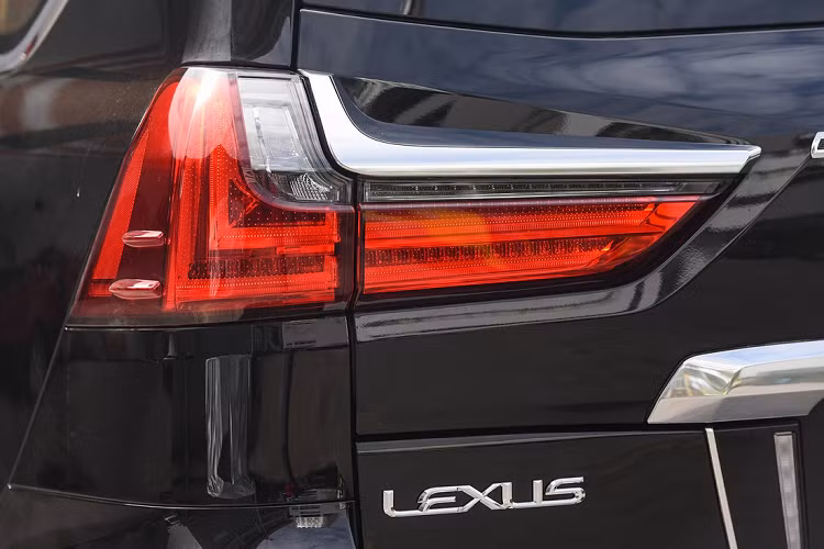 Chiếc Lexus LX570 Super Sport 2021 trong bài viết được một đại lý tư nhân nhập khẩu nguyên chiếc từ Trung Đông. Giá xe Lexus LX570 Super Sport vào khoảng hơn 9 tỷ đồng.