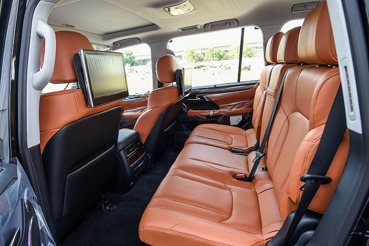 Hệ thống ghế được bọc da Nappa, hàng ghế trước chỉnh điện, tích hợp sưởi/làm mát ghế, ghế lái nhớ 3 vị trí. Hàng ghế thứ hai cũng được điều chỉnh tiến/lùi bằng điện. Hàng ghế cuối có thể gập gọn sang hai bên bằng nút bấm.