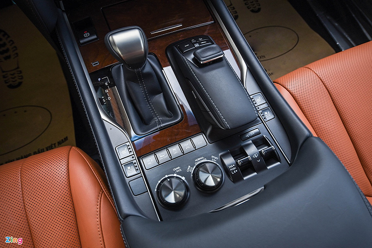 Xe có nhiều chi tiết ốp gỗ Shimamoku trên vô-lăng, táp-lô, khu vực cần số hay táp-pi cửa. Bảng đồng hồ vẫn là dạng kim số truyền thống, đi kèm màn hình thông tin 4,2 inch. Màn hình giải trí cỡ lớn được đặt nổi, điều khiển bằng bàn rê cảm ứng - chi tiết đặc trưng trên các mẫu xe Lexus.