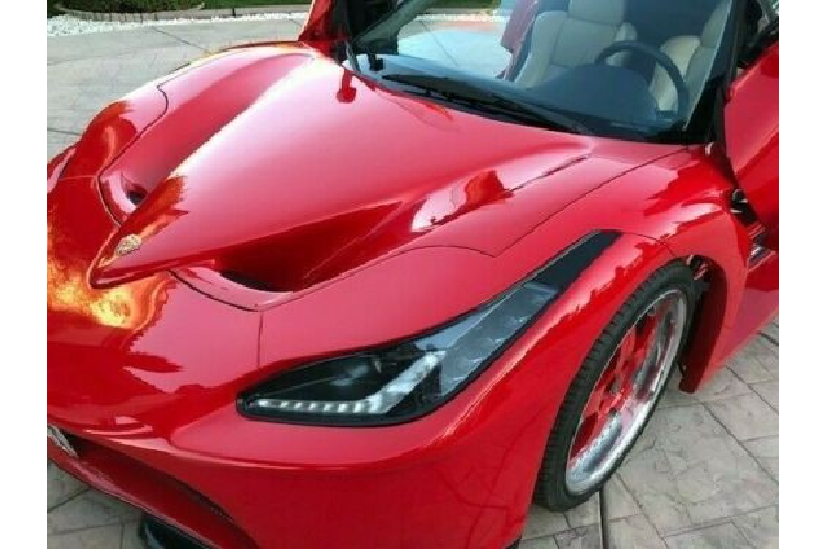 Được gọi là Venenza, chiếc xe đã được độ lại hoàn toàn từ đầu tới đuôi đến mức không thể còn nhận ra là NSX nữa. Phía đầu xe trông mới hoàn toàn và có một hốc hút gió rộng, đèn pha đúng kiểu Ferrari và một nắp capô thông gió. Nhìn những vị trí khác, ta thấy chiếc xe còn có cửa cắt kéo và thân vỏ làm mới, phù hợp nhiệm vụ “đội lốt” siêu xe gốc Ý. Hơn nữa, Venenza còn có bộ la-zăng 5 chấu màu đỏ ấn tượng, và phần đuôi mô phỏng chính xác những gì có ở siêu xe Ferrari LaFerrari thật.