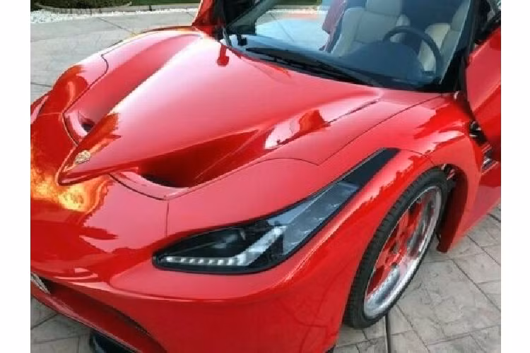 Được gọi là Venenza, chiếc xe đã được độ lại hoàn toàn từ đầu tới đuôi đến mức không thể còn nhận ra là NSX nữa. Phía đầu xe trông mới hoàn toàn và có một hốc hút gió rộng, đèn pha đúng kiểu Ferrari và một nắp capô thông gió. Nhìn những vị trí khác, ta thấy chiếc xe còn có cửa cắt kéo và thân vỏ làm mới, phù hợp nhiệm vụ “đội lốt” siêu xe gốc Ý. Hơn nữa, Venenza còn có bộ la-zăng 5 chấu màu đỏ ấn tượng, và phần đuôi mô phỏng chính xác những gì có ở siêu xe Ferrari LaFerrari thật.