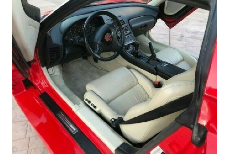 Người đang chào bán chiếc xe này cho biết rằng quá trình biến đổi đã mất 4 năm để hoàn thiện. Đồng thời, chiếc xe đã đi được hơn 120.000 km trên đồng hồ công tơ mét và có trang bị một động cơ V6 dung tích 3.0 lít sản sinh khoảng 300 mã lực. Đây có khả năng cao là hệ thống động cơ nguyên bản của Acura NSX 1992.