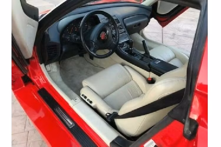 Người đang chào bán chiếc xe này cho biết rằng quá trình biến đổi đã mất 4 năm để hoàn thiện. Đồng thời, chiếc xe đã đi được hơn 120.000 km trên đồng hồ công tơ mét và có trang bị một động cơ V6 dung tích 3.0 lít sản sinh khoảng 300 mã lực. Đây có khả năng cao là hệ thống động cơ nguyên bản của Acura NSX 1992.