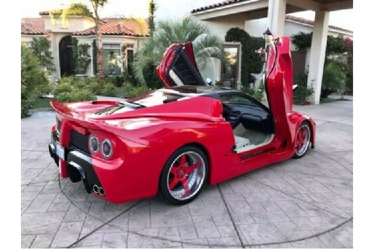 Thông qua những bức ảnh ở đây, ta thấy rằng nội thất của xe dường như vẫn được giữ nguyên và giữ gìn trong điều kiện tốt. Chi tiết khác thường nổi bật là một miếng dán lớn trên vô lăng.