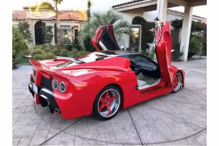 Thông qua những bức ảnh ở đây, ta thấy rằng nội thất của xe dường như vẫn được giữ nguyên và giữ gìn trong điều kiện tốt. Chi tiết khác thường nổi bật là một miếng dán lớn trên vô lăng.