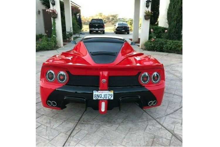 Chiếc Ferrari LaFerrari nhái công phu này hiện đang được rao bán giá 110.000 USD (tương đương 2,55 tỷ đồng) trên eBay và người bán tự tin khẳng định rằng đây là một chiếc xe nhái khác biệt, không chỉ đẹp bên ngoài mà còn chạy rất tốt.
