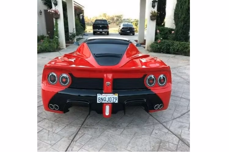 Chiếc Ferrari LaFerrari nhái công phu này hiện đang được rao bán giá 110.000 USD (tương đương 2,55 tỷ đồng) trên eBay và người bán tự tin khẳng định rằng đây là một chiếc xe nhái khác biệt, không chỉ đẹp bên ngoài mà còn chạy rất tốt.