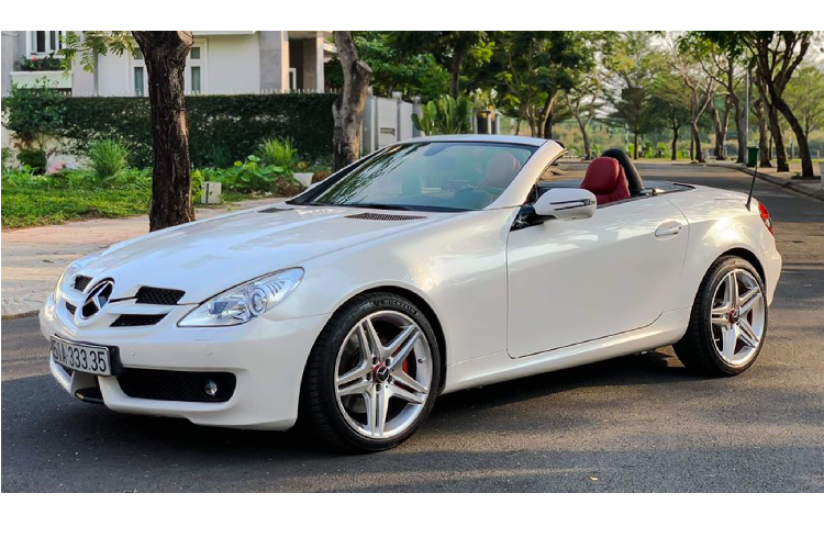 Sau hơn 10 năm sử dụng, mức giá bán lại của chiếc xe sang Mercedes-Benz SLK350 đời 2009 này đã giảm hơn 1 tỷ đồng so với thời điểm xe được ra mắt có giá phân phối chính hãng khoảng 2,1 tỷ đồng.