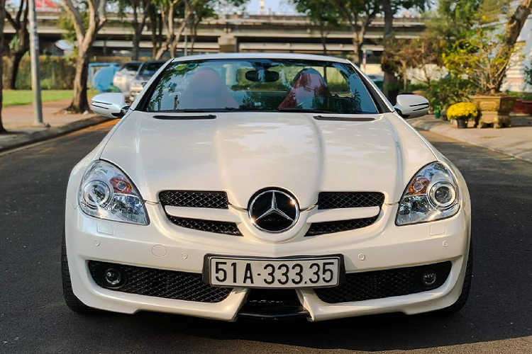 Mercedes-Benz SLK350 đời 2009 có thể xem là lựa chọn dành cho các bạn trẻ, hay các chị em đang cần một chiếc xe mui trần cá tính thương hiệu sang chảnh với chi phí mua xe dưới 1 tỷ đồng. Ngoài ra, các mẫu SLK đời cũ này cũng là gợi ý dành cho những ai có nhu cầu mua về để làm dịch vụ xe hoa.
