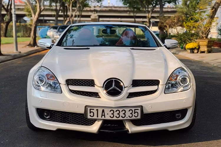 Mercedes-Benz SLK350 đời 2009 có thể xem là lựa chọn dành cho các bạn trẻ, hay các chị em đang cần một chiếc xe mui trần cá tính thương hiệu sang chảnh với chi phí mua xe dưới 1 tỷ đồng. Ngoài ra, các mẫu SLK đời cũ này cũng là gợi ý dành cho những ai có nhu cầu mua về để làm dịch vụ xe hoa.