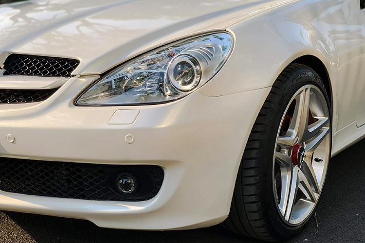 Thiết kế của SLK mang ADN của mẫu siêu xe “Mũi tên bạc” Mercedes-Benz SLR McLaren. Cặp đèn pha trước là loại bi-xenon tích hợp tính năng rửa đèn. Thiết kế sexy đầy quyến rũ