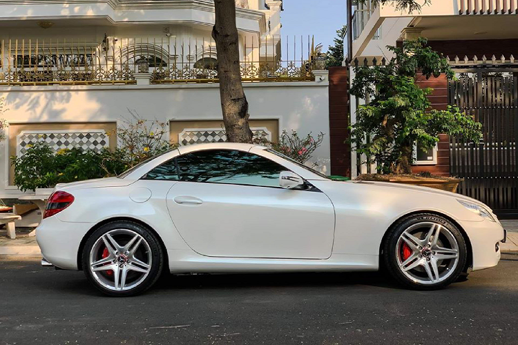 SLK350 là một chiếc roadster 2 cửa 2 chỗ ngồi, nội thất được được thiết kế nhỏ gọn, trang bị ghế thể thao. Xe sử dụng mui cứng đóng mở bằng điện trong khoảng thời gian 22 giây, đem đến sự phấn khích khi cầm lái một chiếc coupe, vừa mang lại sự thoải mái khi mở mui lái xe ở ngoài trời.