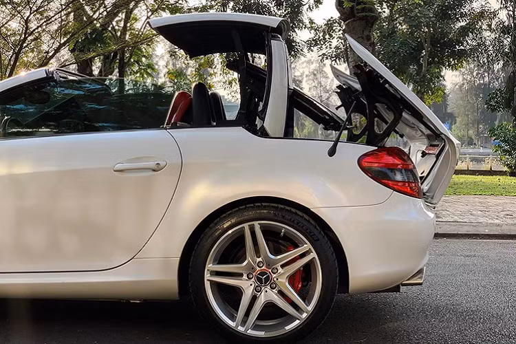 Ra đời cách đây hơn 10 năm, hệ thống thông tin giải trí trên SLK 350 khá đơn giản bao gồm: CD 06 đĩa, hỗ trợ MP3, cổng kết nối AUX-IN, vô lăng 3 chấu tích hợp điện thoại rảnh tay bluetooth,…