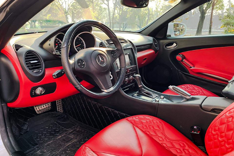 “Mẹc” SLK 350 được trang bị nhiều hệ thống an toàn như: Phanh ABS/BA/EBD, chống trượt khi tăng tốc (ASR), cân bằng điện tử (ESP), túi khí đầu gối và túi khí bên hông,…