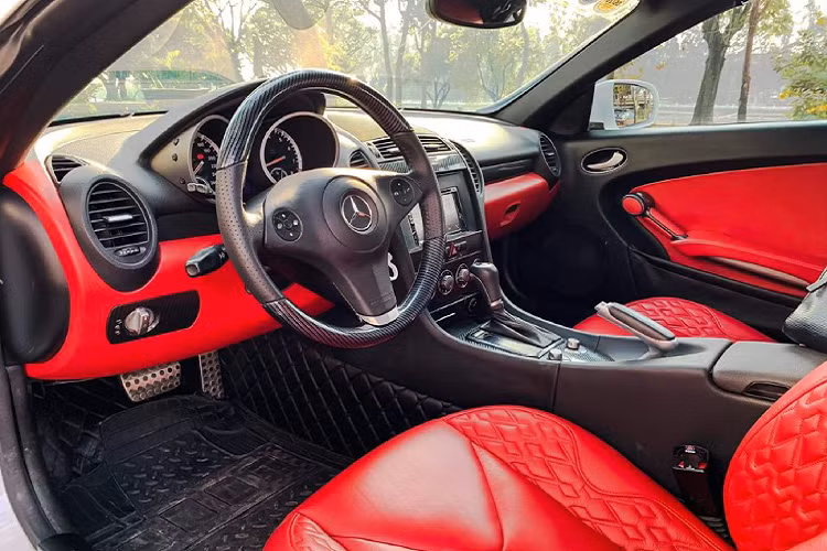 “Mẹc” SLK 350 được trang bị nhiều hệ thống an toàn như: Phanh ABS/BA/EBD, chống trượt khi tăng tốc (ASR), cân bằng điện tử (ESP), túi khí đầu gối và túi khí bên hông,…