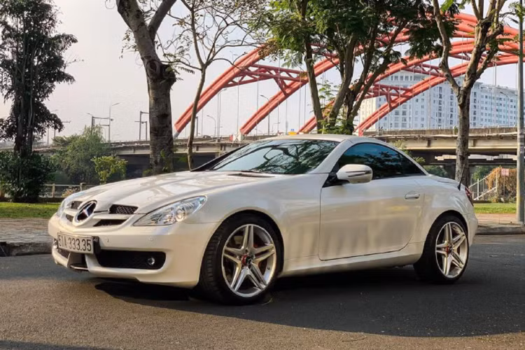 Hiện tại, dòng xe SLK đã bước sang thế hệ thứ 3 và được đổi tên thành SLC để phù hợp tên gọi mới trong dải sản phẩm đa dạng của thương hiệu Mercedes-Benz. Giá xe Mercedes-Benz SLK 350 trong bài viết này đang được chủ nhân chào bán ở mức 888 triệu đồng.