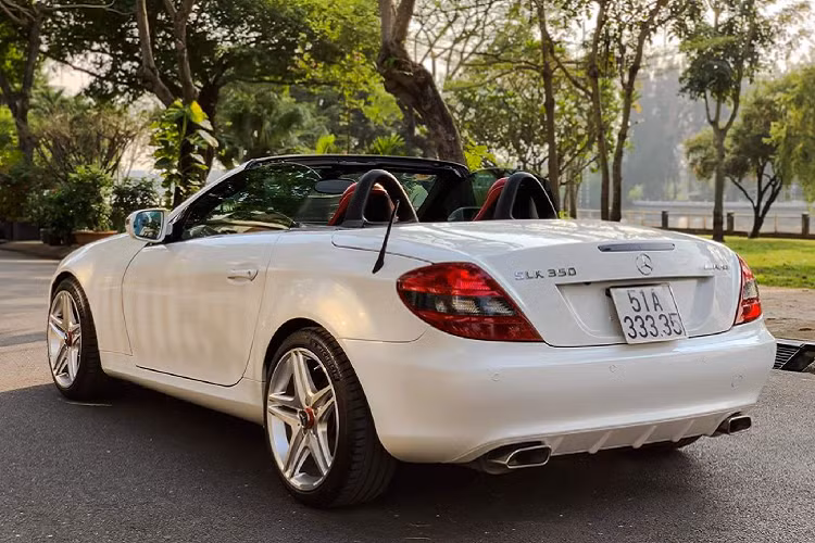 Tại thời điểm ra mắt, Mercedes-Benz SLK là đối thủ cạnh tranh trực tiếp với các “đồng hương” như: Audi TT Roadster, BMW Z4 hay Porsche Boxster.