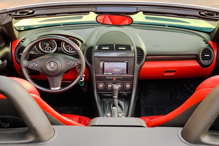 Bên dưới nắp ca-pô SLK350 là khối động cơ xăng V6 dung tích 3.5L cho công suất 301 mã lực tại vòng tua 6.500 vòng/phút, mô-men xoắn cực đại 360 Nm từ 2.400 – 5.00 vòng/phút. Sức mạnh được truyền xuống cầu sau thông qua hộp số tự động 7 cấp (7G-TRONIC). Nhờ đó, SLK 350 có khả năng tăng tốc từ 0 đến 100 km/h chỉ trong vòng 5,4 giây, trước khi đạt tốc độ tối đa 250 km/h.