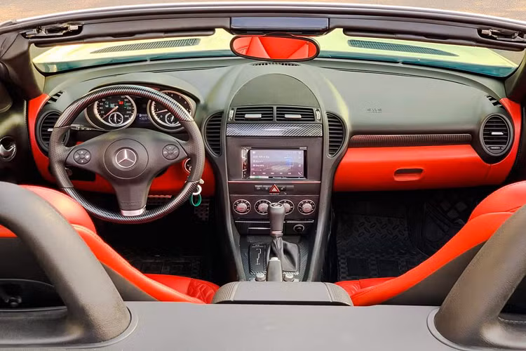 Bên dưới nắp ca-pô SLK350 là khối động cơ xăng V6 dung tích 3.5L cho công suất 301 mã lực tại vòng tua 6.500 vòng/phút, mô-men xoắn cực đại 360 Nm từ 2.400 – 5.00 vòng/phút. Sức mạnh được truyền xuống cầu sau thông qua hộp số tự động 7 cấp (7G-TRONIC). Nhờ đó, SLK 350 có khả năng tăng tốc từ 0 đến 100 km/h chỉ trong vòng 5,4 giây, trước khi đạt tốc độ tối đa 250 km/h.