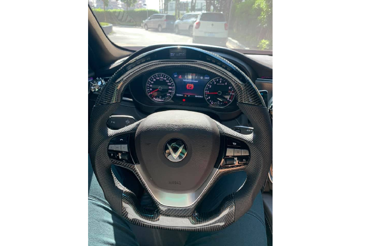 Một số chi tiết khác trong nội thất mà khách hàng còn mong muốn hãng xe Việt cải thiện hoặc có những đơn vị thi công đẹp mắt hơn như các nút bấm trên vô lăng vốn bị chê lỏng lẻo, khi vực nút bấm khởi động máy cũng như cụm màn hình nguyên bản.