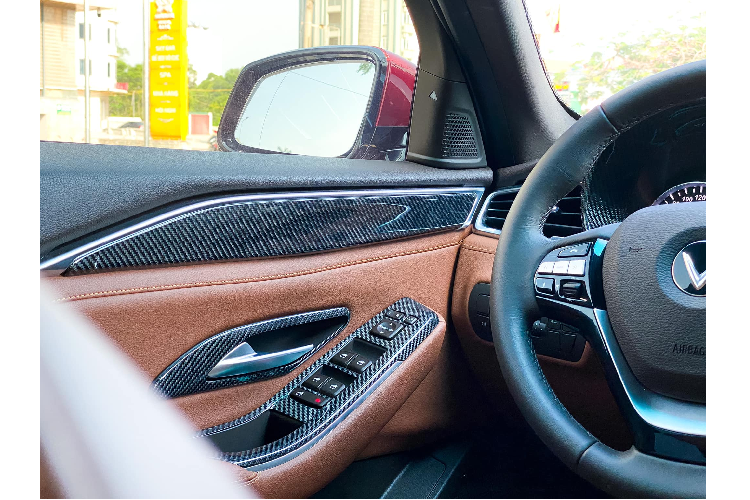 Với các tấm ốp trang trí bằng carbon, khoang xe VinFast sẽ trở nên cao cấp hơn, giảm bớt các chi tiết “thô” của những phần nhựa vốn bị khách hàng than phiền bấy lâu nay khi sử dụng xe VinFast Lux A2.0 và SA2.0.