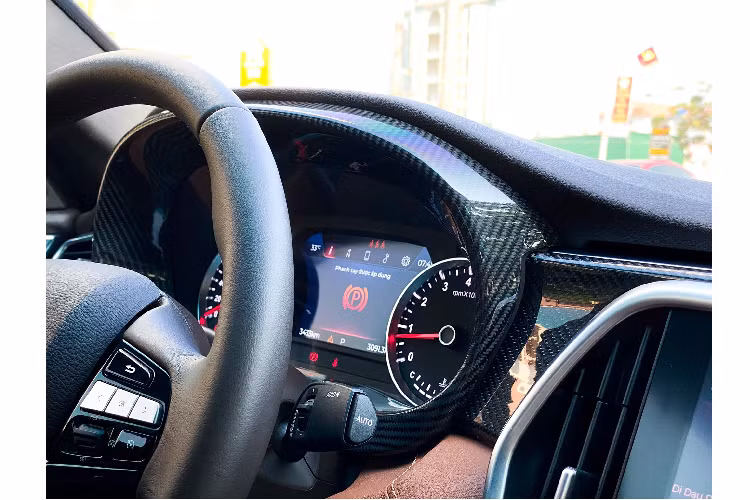 Tổng các chi tiết ốp carbon xe Vinfast Lux trong nội thất sẽ ngốn của chủ nhân hơn 10 triệu đồng. Các chi tiết này bao gồm mặt trang trí táp-lô, ốp táp-pi cửa, khu vực cần số, mặt đồng hồ tốc độ… Tổng thể giúp khoang nội thất thêm cao cấp và thể thao hơn.