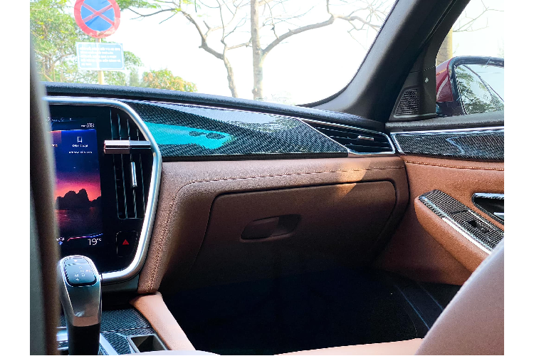 Khách hàng khi trang trí cũng có thể chọn lựa riêng từng món để lắp theo ý thích chứ không cần thiết phải đặt hàng cả bộ các chi tiết nội thất. Các miếng ốp này được gia công hoàn toàn tại Việt Nam và dễ dàng lắp đặt, sau khi khách hàng tiến hành đặt hàng sẽ được gửi về tận nhà, sau đó tự lắp đặt một cách dễ dàng.