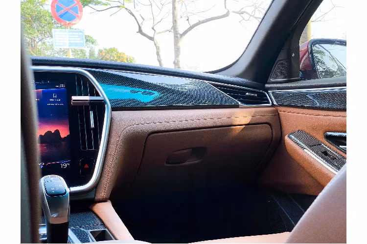 Khách hàng khi trang trí cũng có thể chọn lựa riêng từng món để lắp theo ý thích chứ không cần thiết phải đặt hàng cả bộ các chi tiết nội thất. Các miếng ốp này được gia công hoàn toàn tại Việt Nam và dễ dàng lắp đặt, sau khi khách hàng tiến hành đặt hàng sẽ được gửi về tận nhà, sau đó tự lắp đặt một cách dễ dàng.