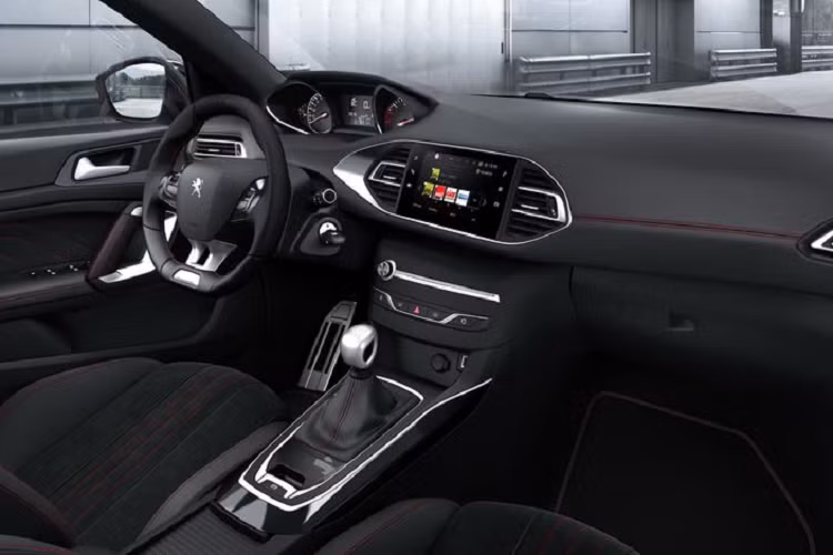 Là đối thủ của các mẫu xe như Volkswagen Golf, Ford Focus, Renault Megane, Honda Civic, và Hyundai i30, Peugeot 308 mới nên được củng cố bởi một phiên bản cập nhật của nền tảng EMP2.