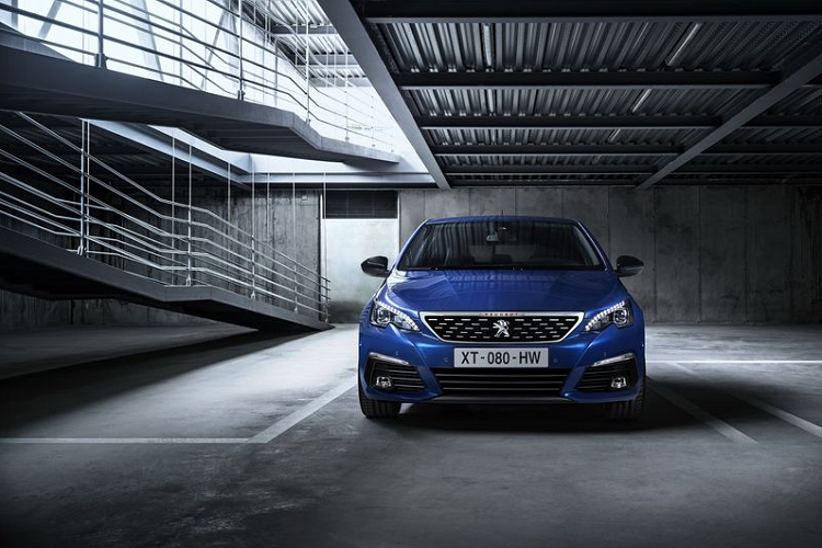 Chúng ta hoàn toàn có thể mong chờ vào một cabin công nghệ cao trên Peugeot 308, gồm cụm đồng hồ đo kỹ thuật số mới, hệ thống thông tin giải trí cập nhật và chất lượng nội thất cải thiện, xe cũng sẽ có nhiều hệ thống hỗ trợ lái tiên tiến hơn.