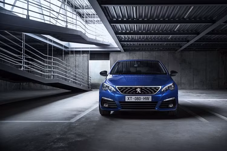 Chúng ta hoàn toàn có thể mong chờ vào một cabin công nghệ cao trên Peugeot 308, gồm cụm đồng hồ đo kỹ thuật số mới, hệ thống thông tin giải trí cập nhật và chất lượng nội thất cải thiện, xe cũng sẽ có nhiều hệ thống hỗ trợ lái tiên tiến hơn.