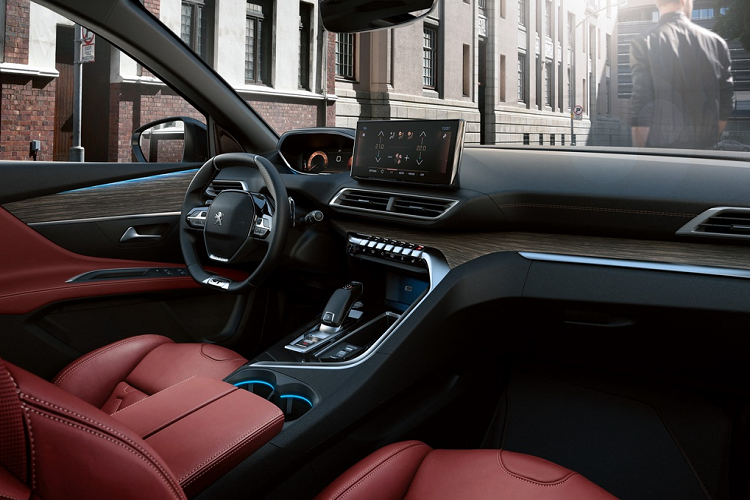 Bước vào bên trong, thiết kế táp-lô của Peugeot 3008 2020 gần như không thay đổi. Nâng cấp lớn nhất đến từ màn hình thông tin giải trí kích cỡ lớn hơn - 10 inch.