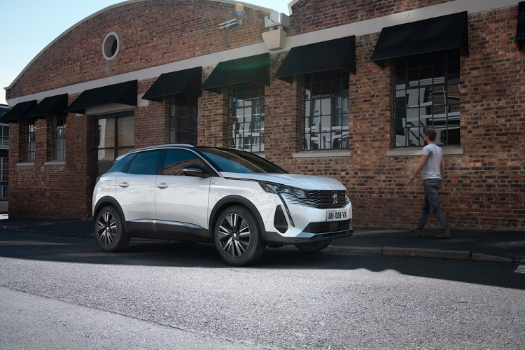 Peugeot 3008 2020 có 2 lựa chọn động cơ xăng, bao gồm động cơ tăng áp 1.2L 3 xi-lanh công suất 128 mã lực, đi kèm hộp số 6 MT hoặc 8 AT và động cơ 1.6L 4 xi-lanh công suất 177 mã lực, cùng hộp số 8 AT. Ngoài ra, xe còn có phiên bản dùng động cơ diesel 1.5L 4 xi-lanh, công suất 128 mã lực.