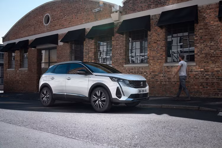 Peugeot 3008 2020 có 2 lựa chọn động cơ xăng, bao gồm động cơ tăng áp 1.2L 3 xi-lanh công suất 128 mã lực, đi kèm hộp số 6 MT hoặc 8 AT và động cơ 1.6L 4 xi-lanh công suất 177 mã lực, cùng hộp số 8 AT. Ngoài ra, xe còn có phiên bản dùng động cơ diesel 1.5L 4 xi-lanh, công suất 128 mã lực.